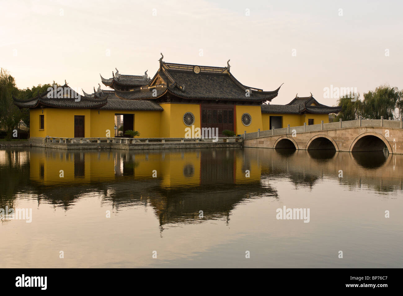 China, Zhouzhuang. Quanfu Tempel. Stockfoto