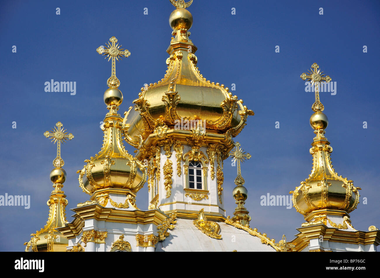 Goldenen Zwiebeltürme der West-Kapelle, große Peterhofer Palast, Peterhof, Sankt Petersburg, nordwestlichen Region, Russland Stockfoto