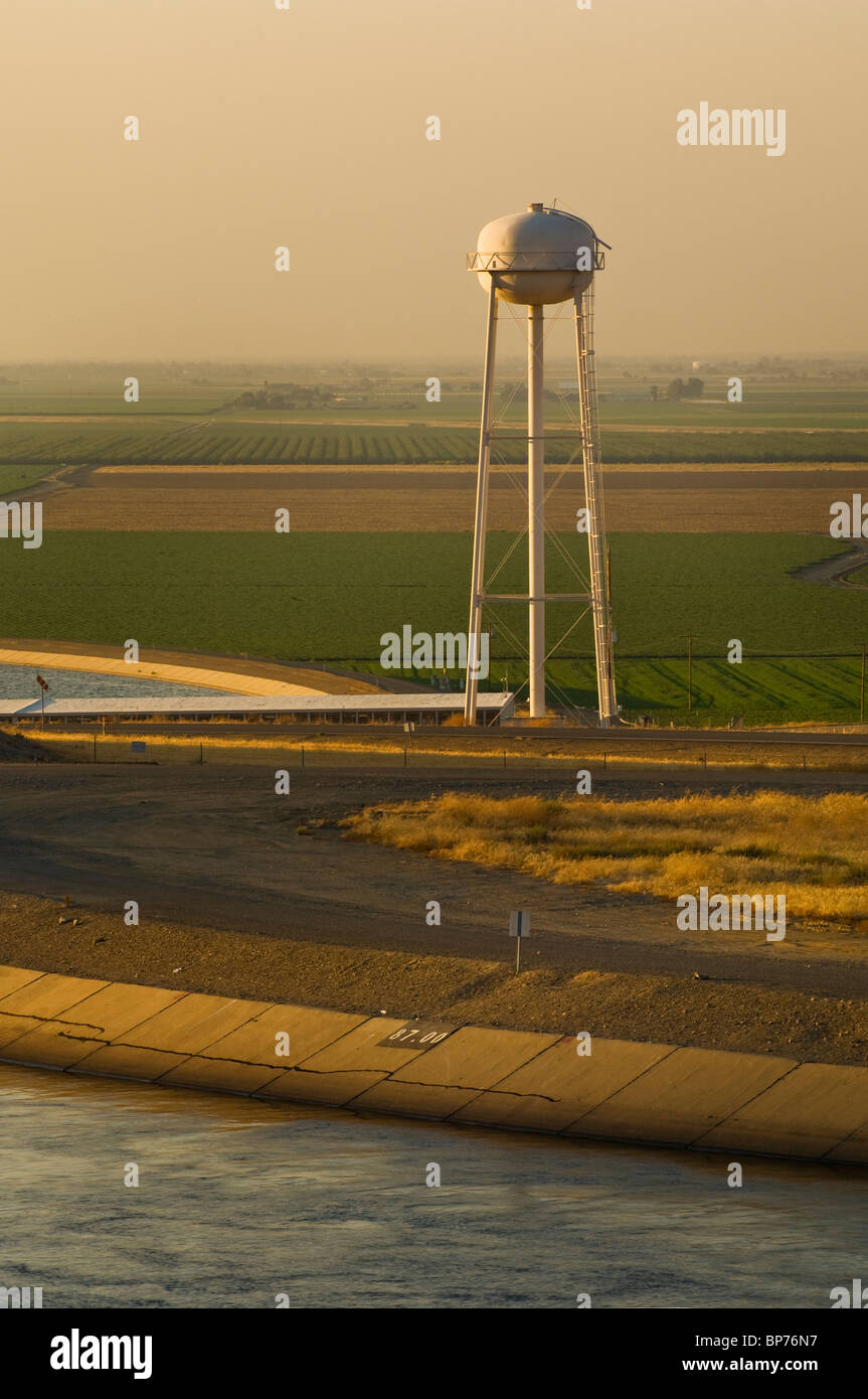 California Aqueduct und Wasserspeicherung Turm bei Sonnenuntergang im Central Valley, in der Nähe von Los Banos, Merced County, Kalifornien Stockfoto