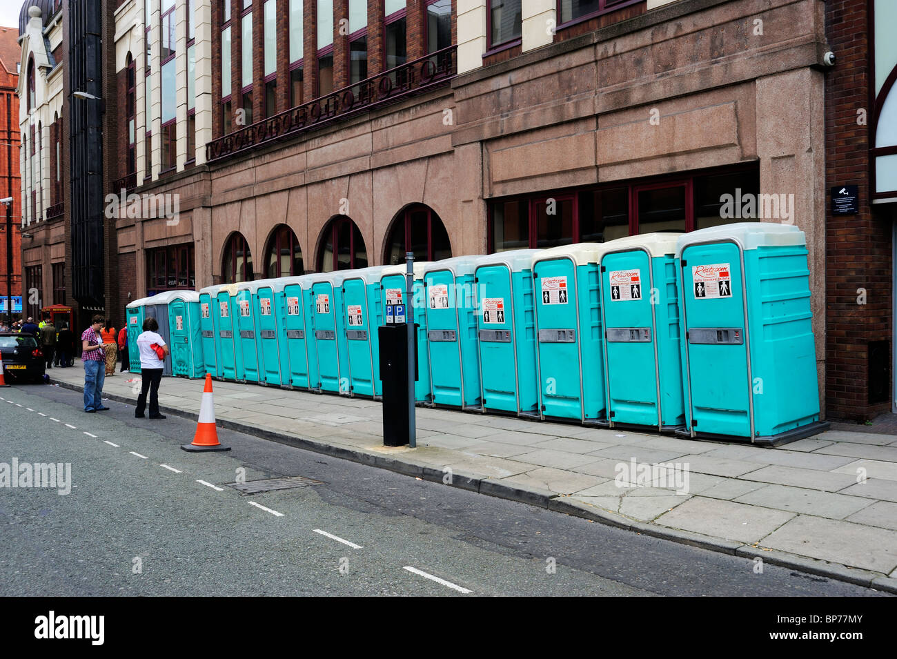 Reihe von mobilen Toiletten an der Liverpool-gay-Pride-Veranstaltung August 2010 Stockfoto