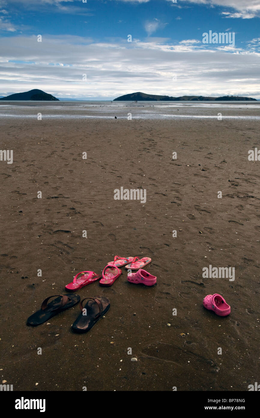 Sandalen auf Shelly Beach in Coromandel, Neuseeland. Stockfoto