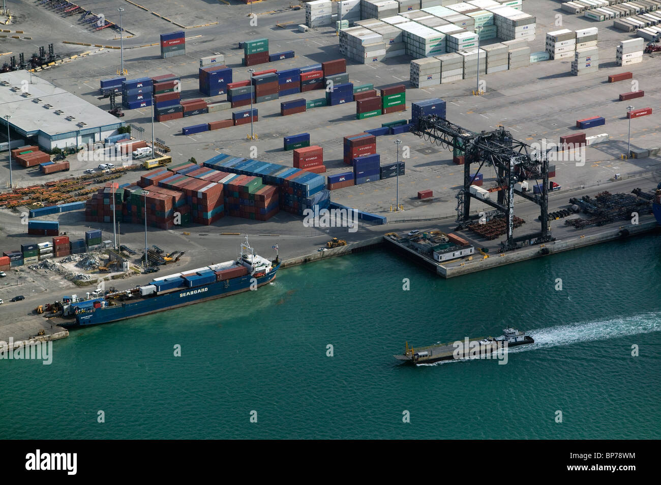 Luftaufnahme über dem Hafen von Miami Florida Seehafen Geist Panama angedockt Stockfoto