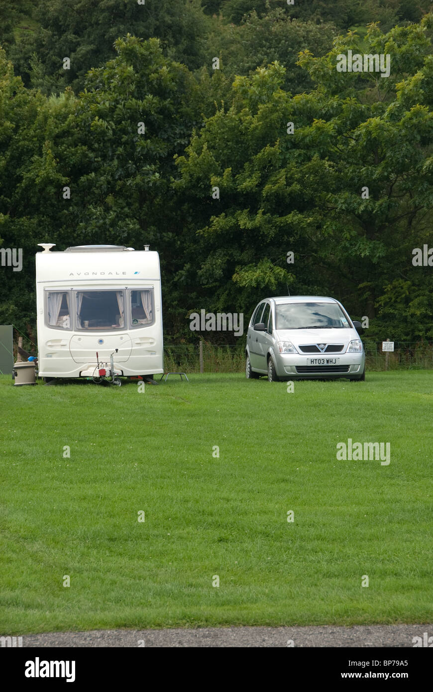 Auto und Wohnwagen auf Woche Ende Pause Stockfoto