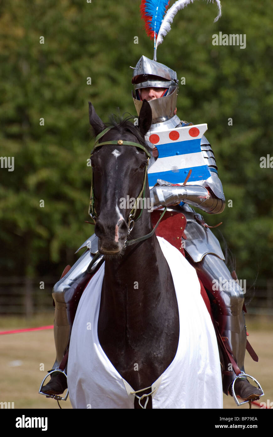 mittelalterliche Ritter auf Pferd zurück auf Blasten aus den vergangenen Broadlands romsey Stockfoto