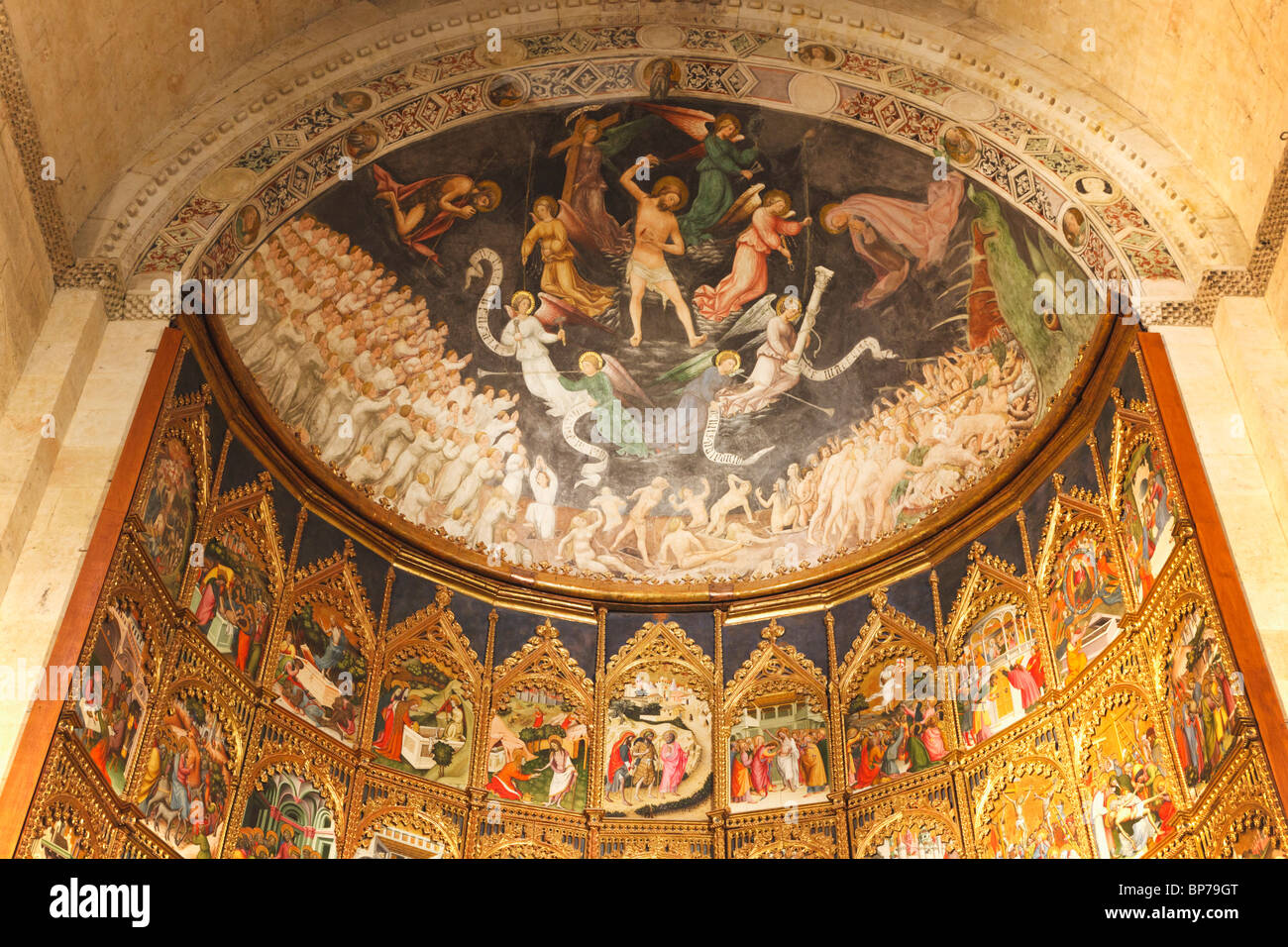 Salamanca, Spanien. Altarbild von Nicolas Florentino Darstellung Endgericht, Top, und das Leben Christi in der alten Kathedrale Stockfoto