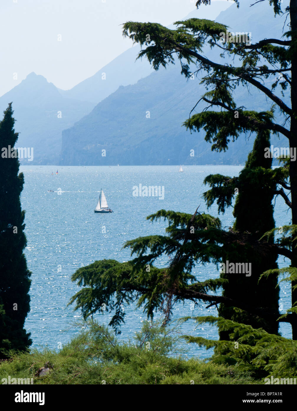 Blick auf den Gardasee von Burgmauern von Malcesine Stockfoto