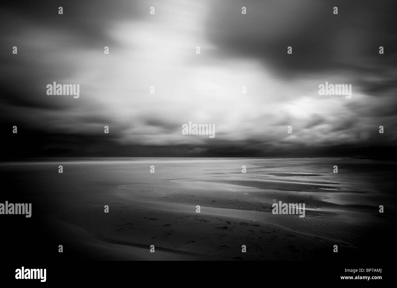 dunkle Wolken, die Eingabe der niederländischen Küste Stockfoto