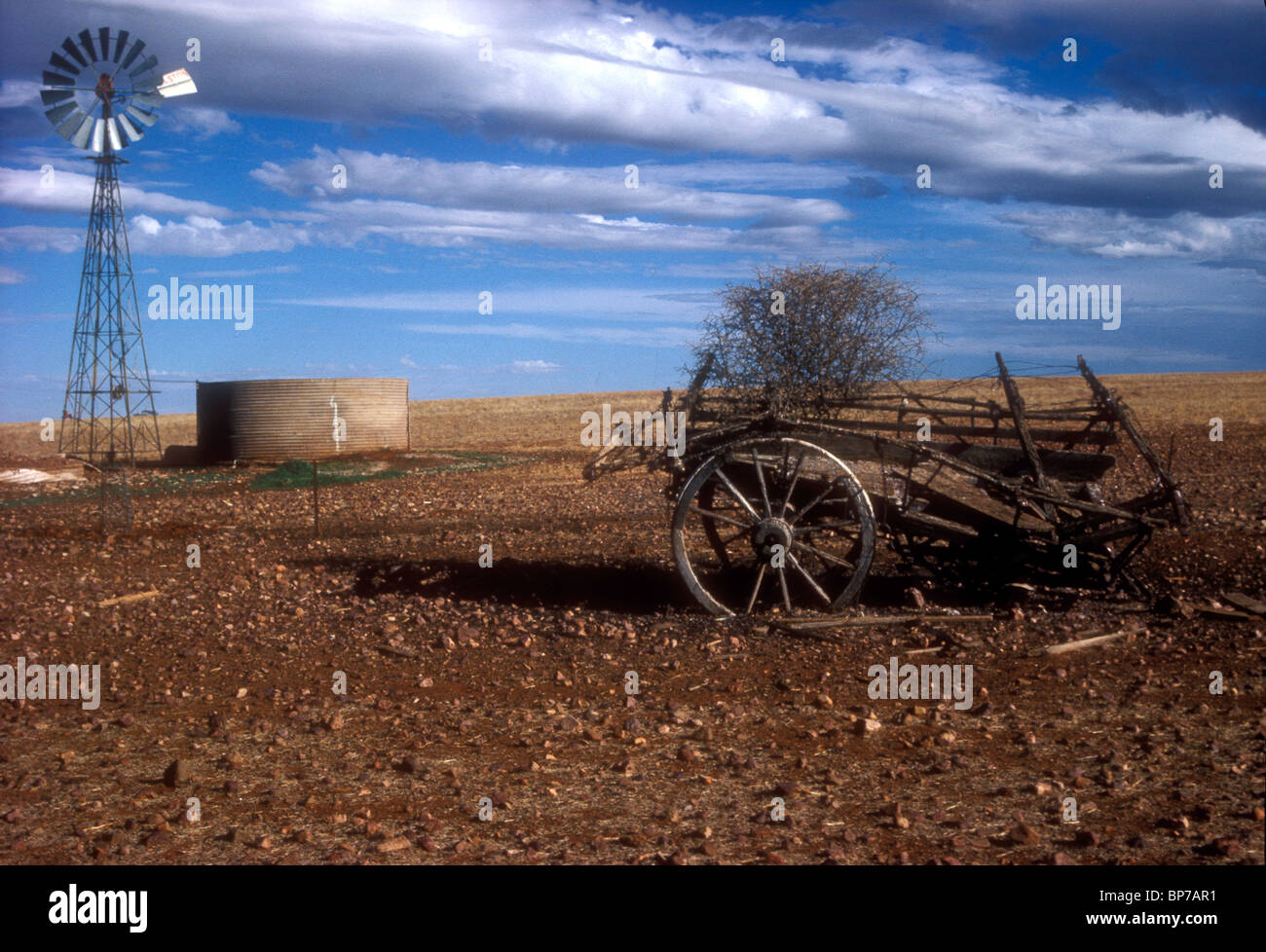 Trockenen Outback Szene in Südaustralien mit Windmühle und Wagen sowie einen Wassertank Stockfoto