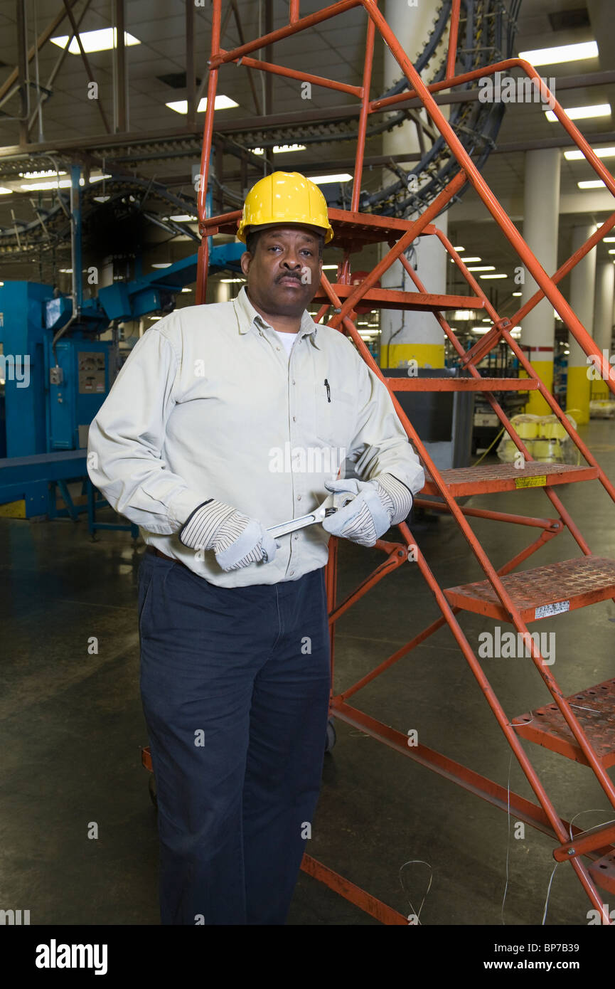 Mann arbeitet in Zeitung Fabrik Stockfoto