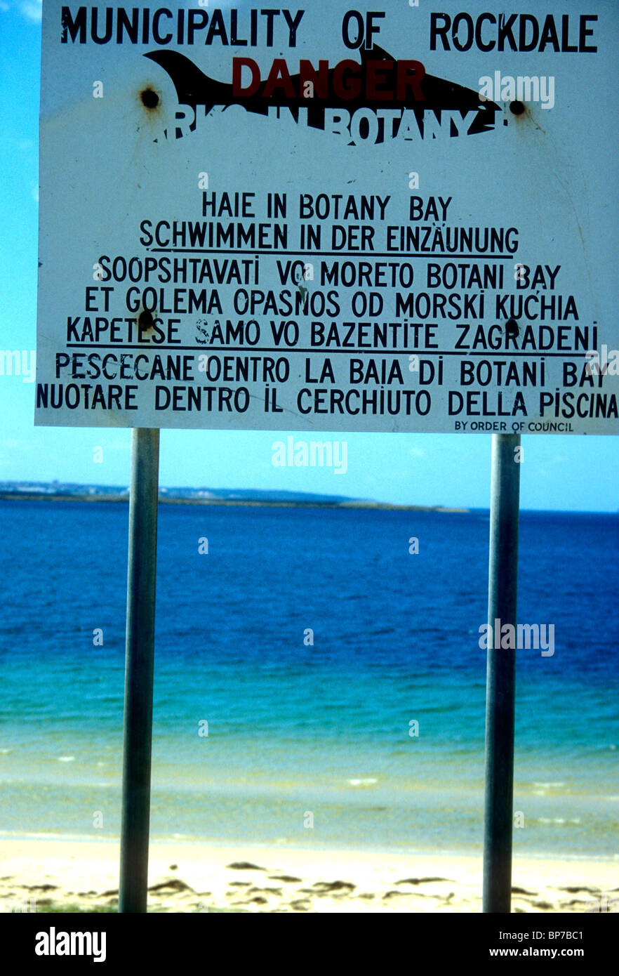 Mehrsprachige Schild Warnung über die Gefahren des Schwimmens wegen Haien in Botany Bay in der Nähe von Sydney Stockfoto