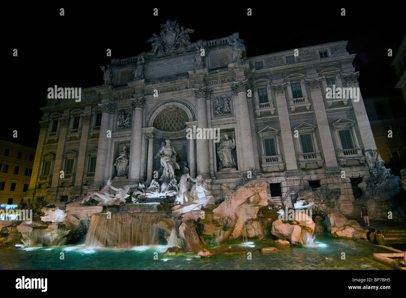 Nachtansicht des weltweit berühmten Trevi-Brunnen, Rom, Italien Stockfoto