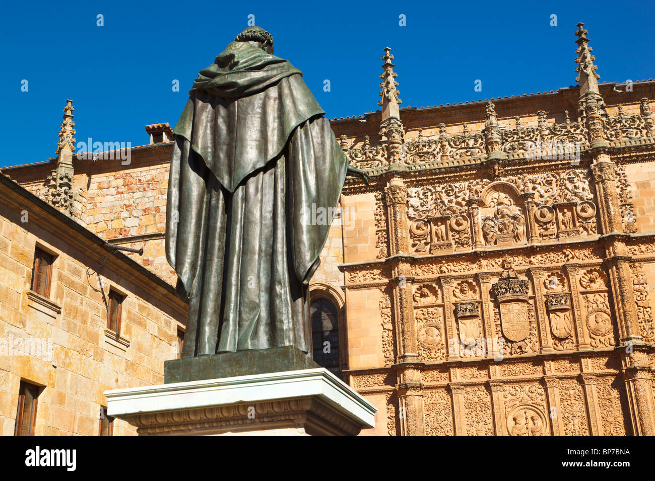 Salamanca, Provinz Salamanca, Spanien. Statue des Augustinischen Mönchs Fray Luis de León vor der Universität Stockfoto