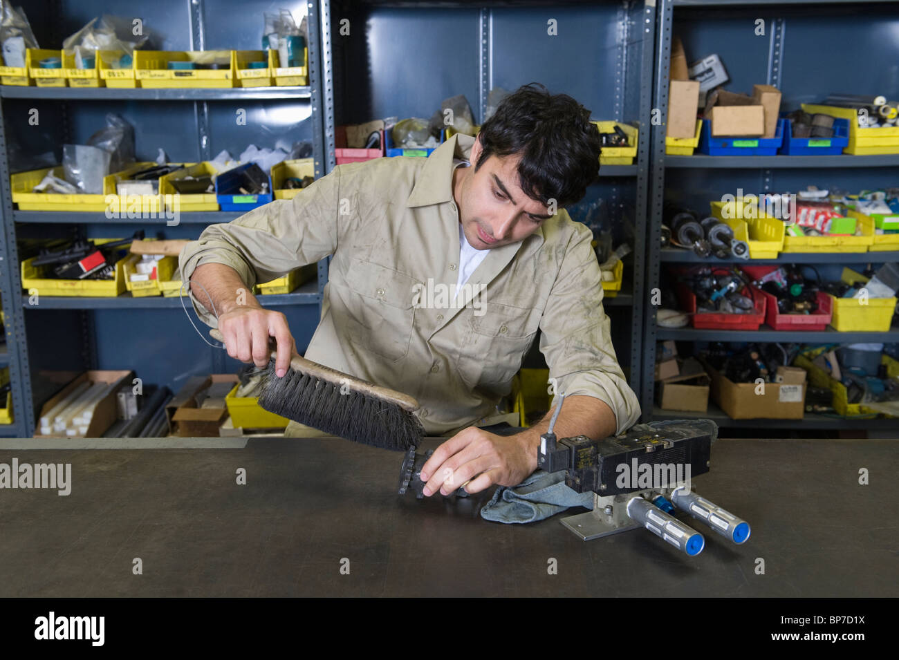 Mann in der Werkstatt mit Werkzeugen Stockfoto