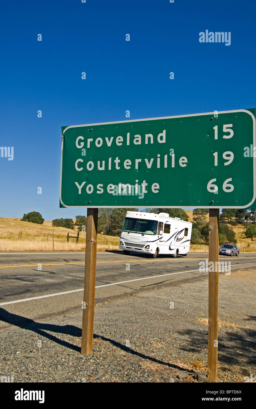 California Highway 120 und 49 Abstand Zeichen in der Nähe von chinesischen Camp, Kalifornien Stockfoto