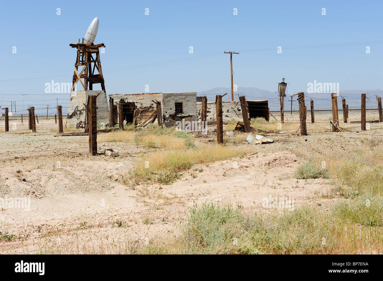 Silber UFO auf Holzkonstruktion mit fremden Bildnis im Hintergrund zwischen den verlassenen Gebäuden Stockfoto