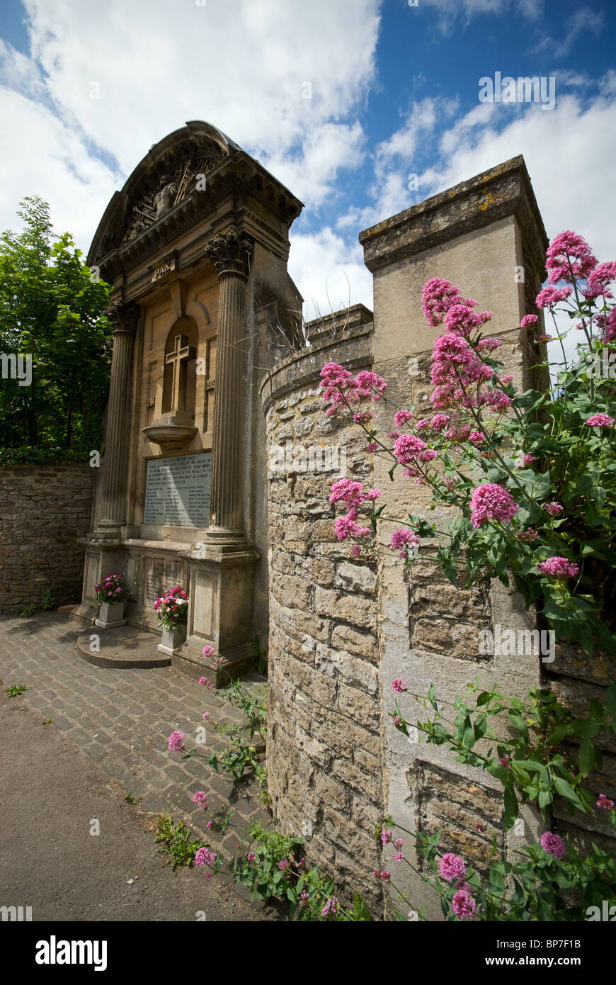 Lacock Wiltshire UK National Trust Village West Straße Kriegerdenkmal Stockfoto