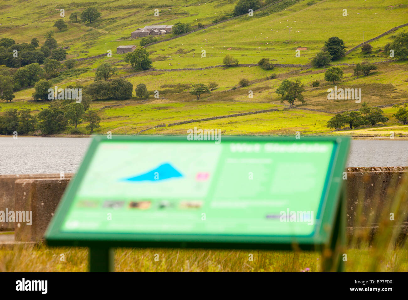 Nasse Sleddale Reservoir mit Blick auf Sleddale-Halle, die in dem Film Withnail und ich, Lake District, Großbritannien verwendet wurde. Stockfoto