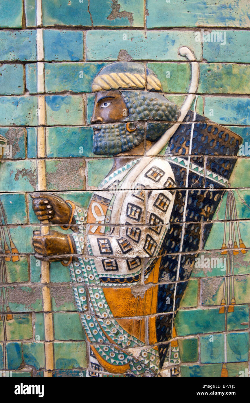 Farbige Fliesen mit königlichen Leibwächter von Palast von Darrius ich im Pergamon Museum in Berlin Deutschland Stockfoto