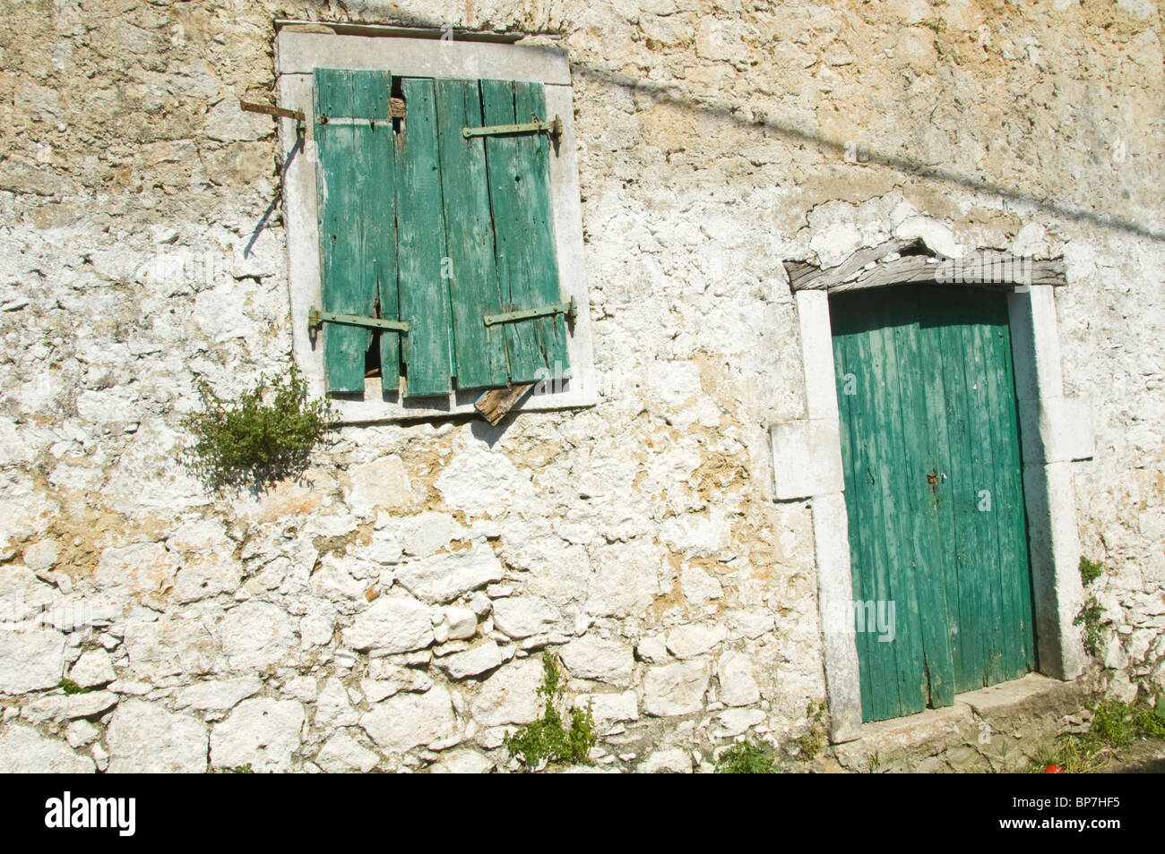 Heruntergekommen Sie Fensterläden Gebäude bei Makrades auf der griechischen Mittelmeer Insel von Corfu Griechenland GR Stockfoto