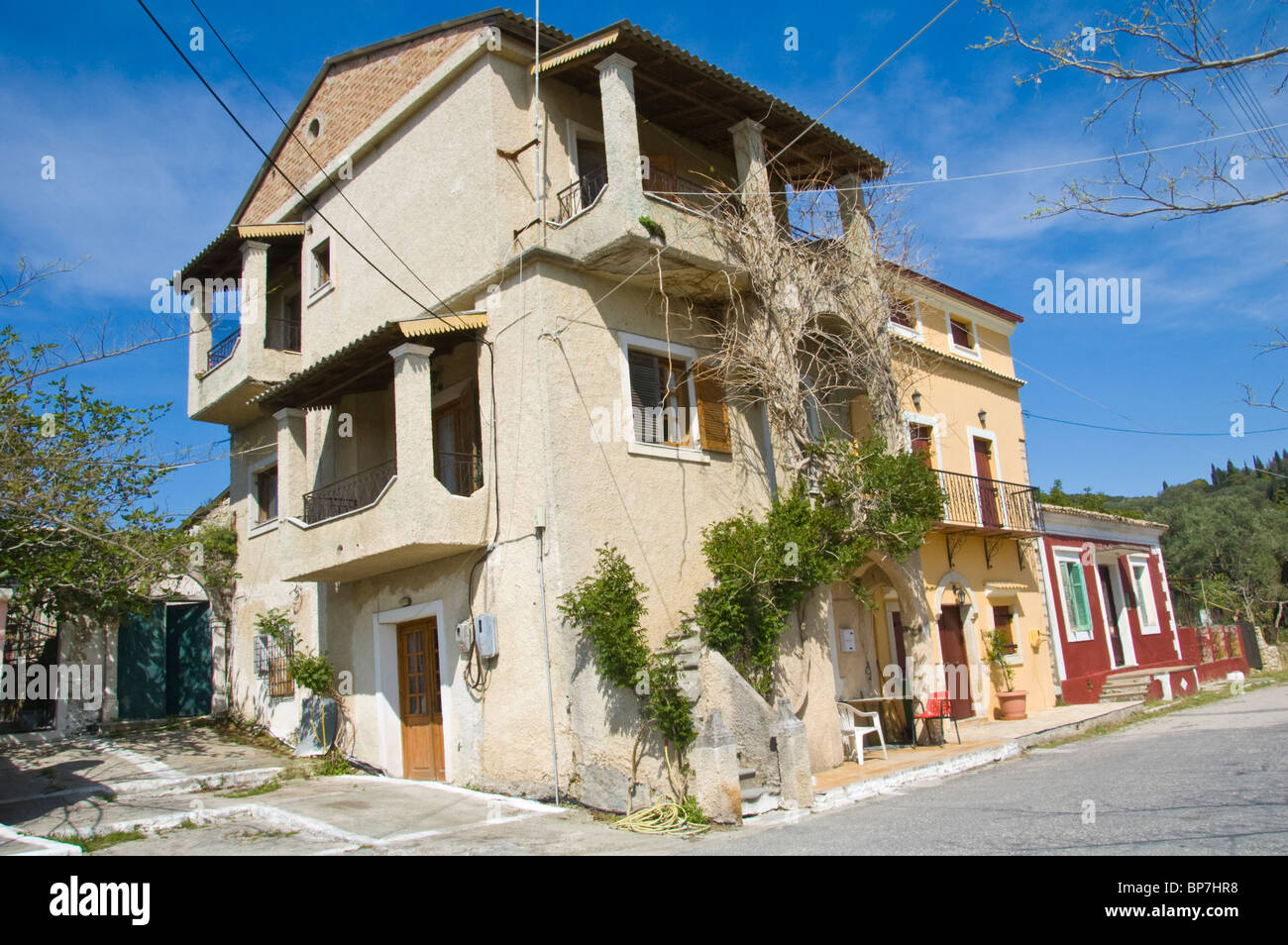 Dreistöckigen traditionelle korfiotische Haus in Berg Dorf von Makrades auf der griechischen Mittelmeer Insel von Corfu Griechenland GR Stockfoto