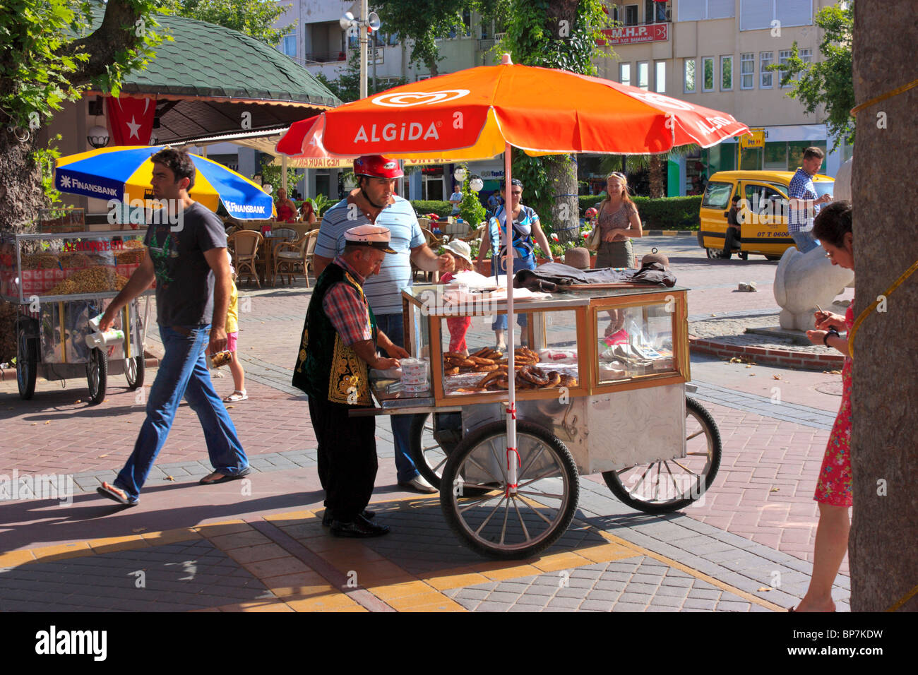 Ein Straße Eisverkäufer in der Fußgänger-Straße und Shopping Meile in Kemer, Antalya, Türkei Stockfoto