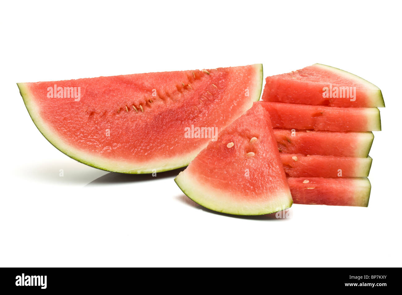 Abstraktes Bild von verschiedenen geformte Wassermelone Segmente isoliert gegen weiß. Stockfoto