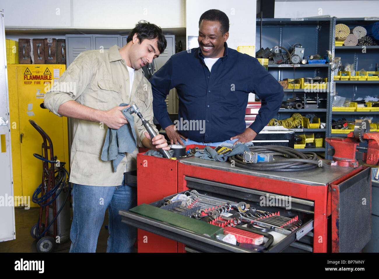Zwei Männer in Werkstatt mit Werkzeugen Stockfoto