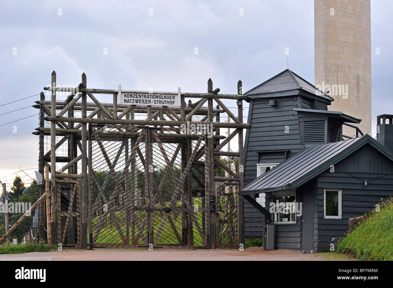 Eingangstor von Natzweiler-Struthof, das einzige WW2 Konzentrationslager gegründet von Nazis auf französischem Staatsgebiet, Elsass, Frankreich Stockfoto