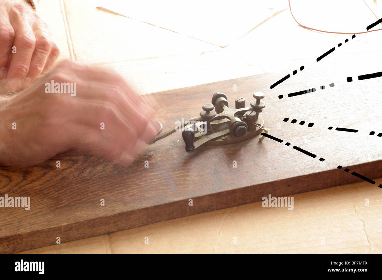 Urgent, Signalisierung, Morse-Code auf ein Fernschreiber Schlüssel schicken Stockfoto