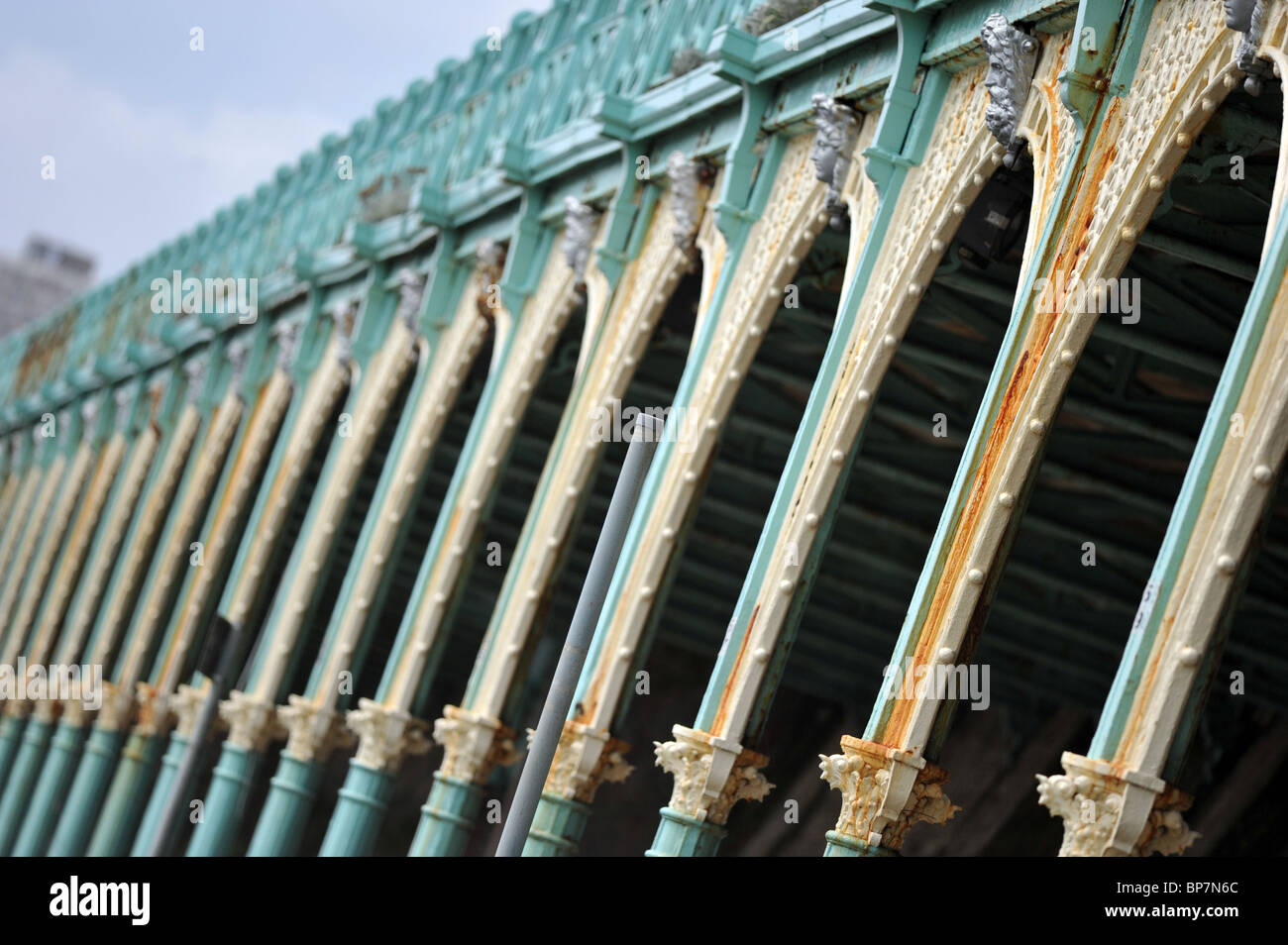 Altes Eisen unterstützt auf Madeira Drive, Brighton, Sussex, UK Stockfoto