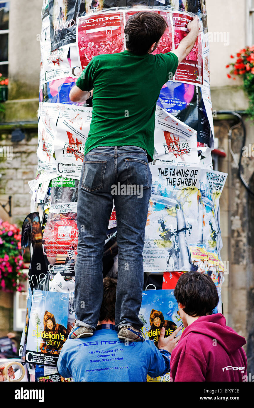 Edinburgh Festival. Mann mit Hilfe anheften sein Plakat 2010 Stockfoto