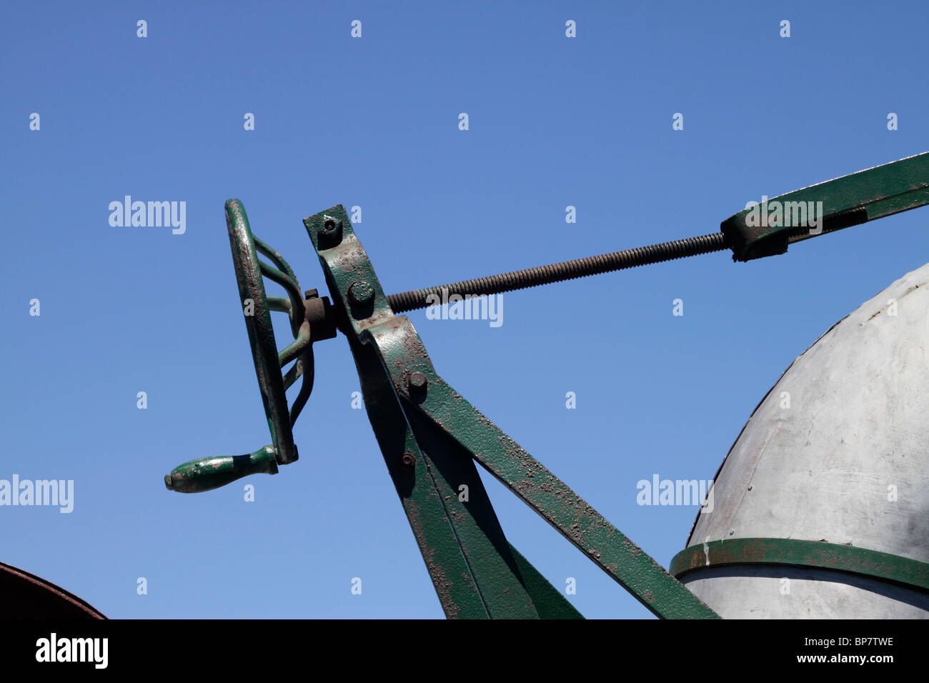 Handrad Anpassung auf antike Landmaschinen Stockfoto