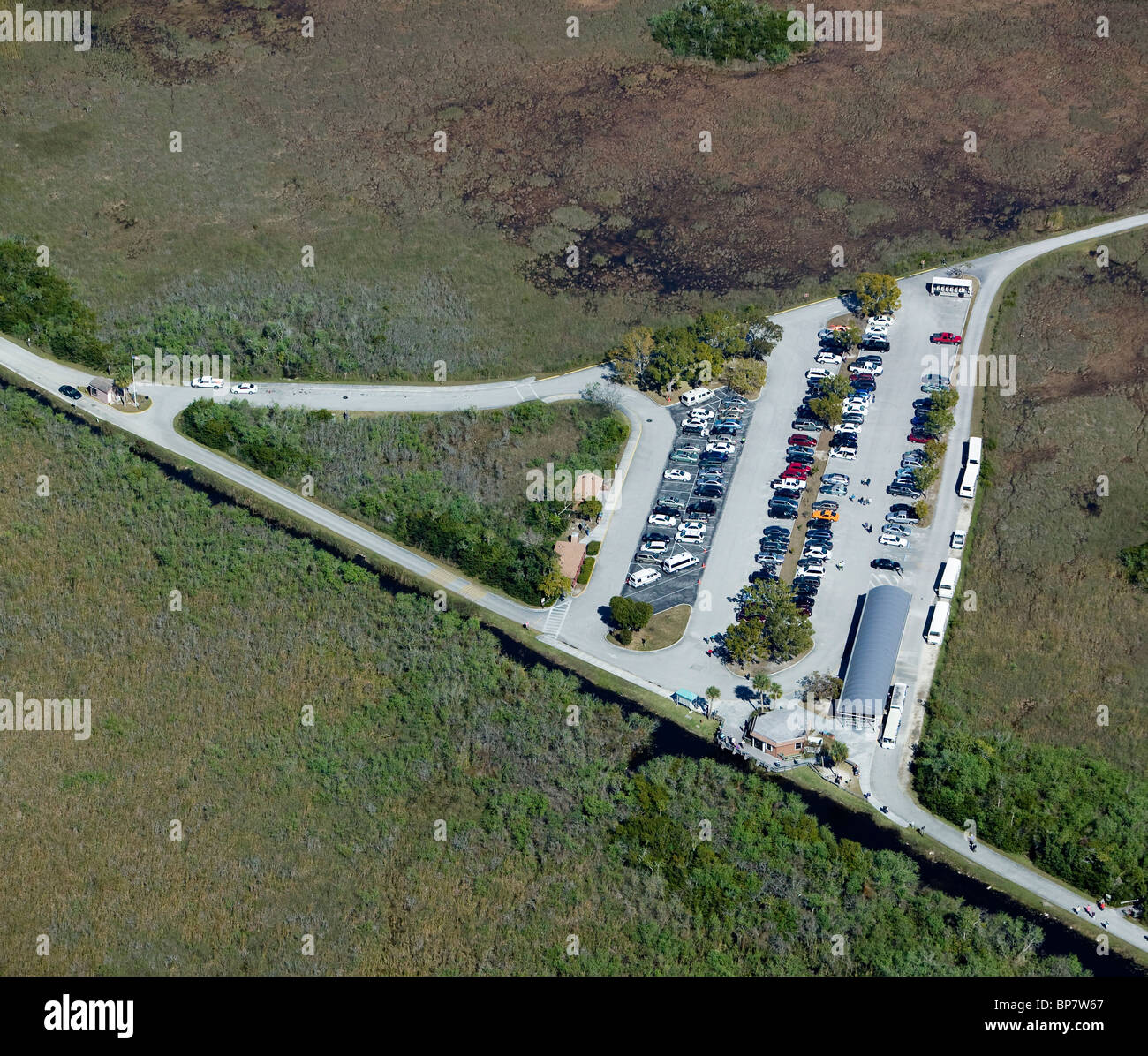 Luftaufnahme über dem Parkplatz Florida Everglades Nationalpark-Besucherzentrum Stockfoto