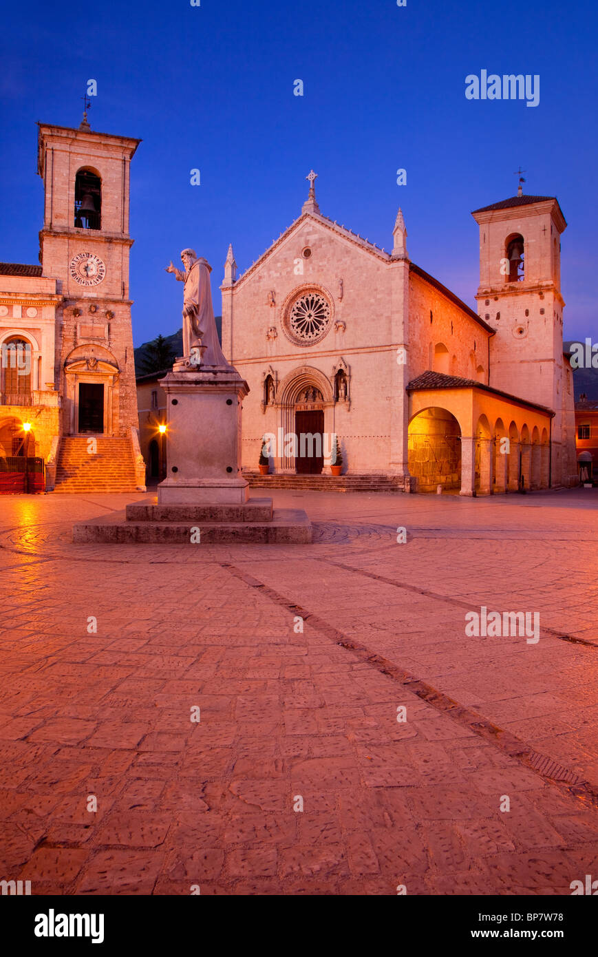 Dämmerung in der Piazza San Benedetto in Norcia in Umbrien Italien Stockfoto