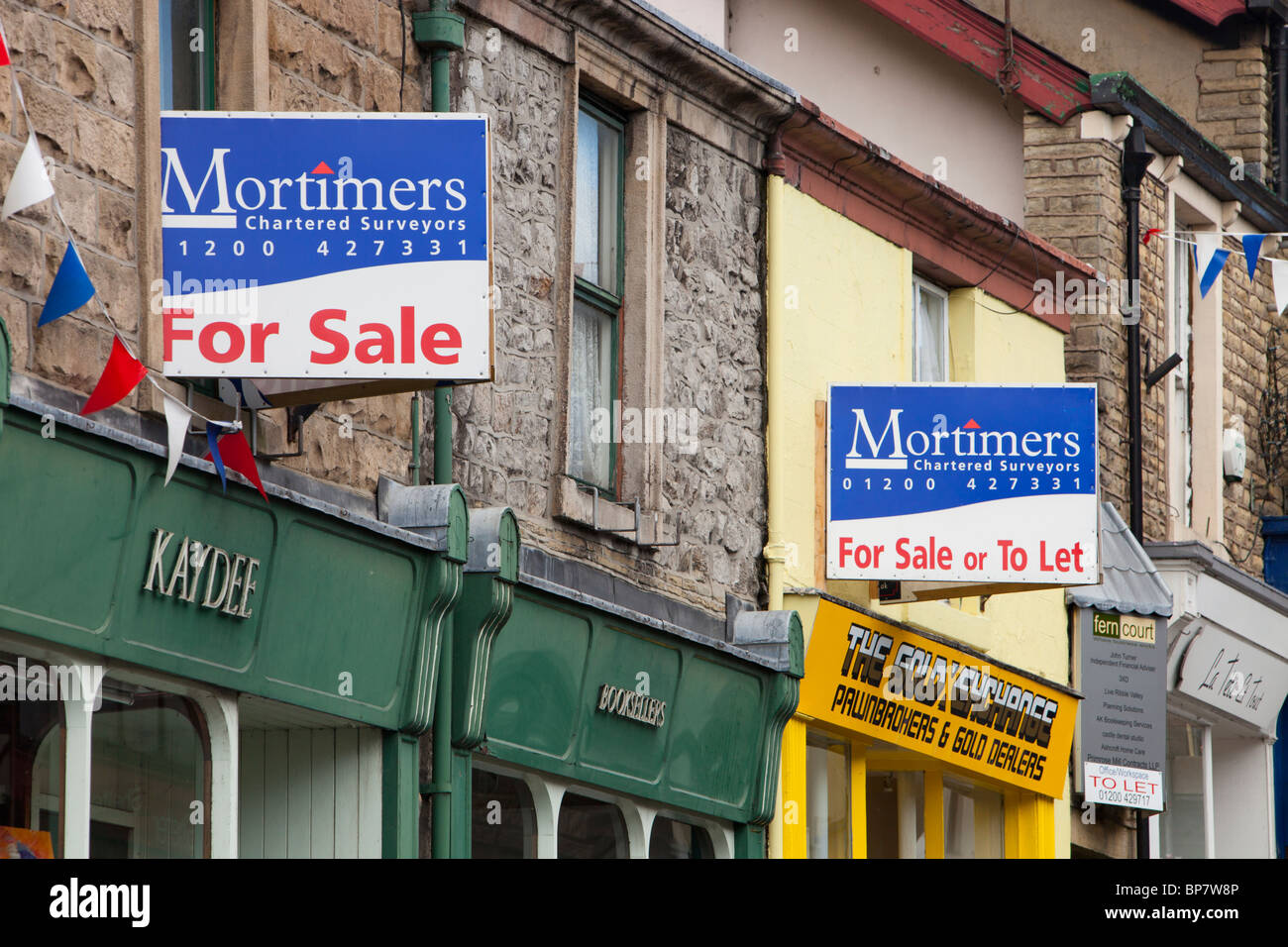 Geschäfte für den Verkauf auf der Hauptstraße von Clitheore, Lancashire, UK, im Abschwung in der Wirtschaft. Stockfoto