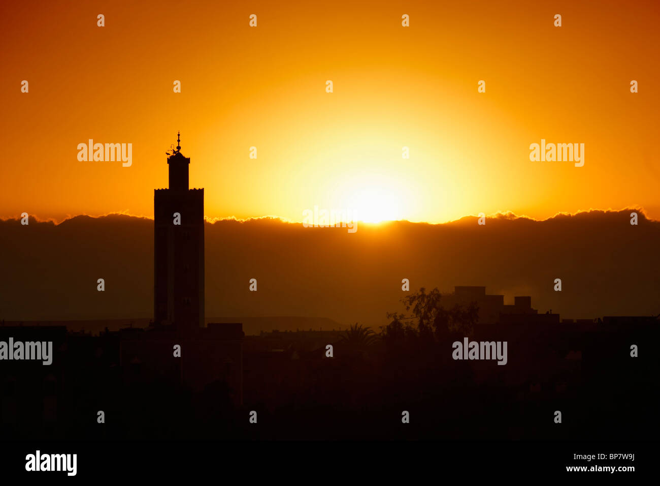 Minarett einer Moschee bei Sonnenuntergang Stockfoto