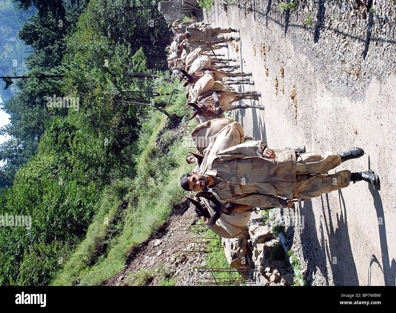 Armeesoldaten, die die Hilfsgüter von Maultieren für betroffene Gebiet für die Verteilung unter Flut Affectees in Kohistan Stockfoto