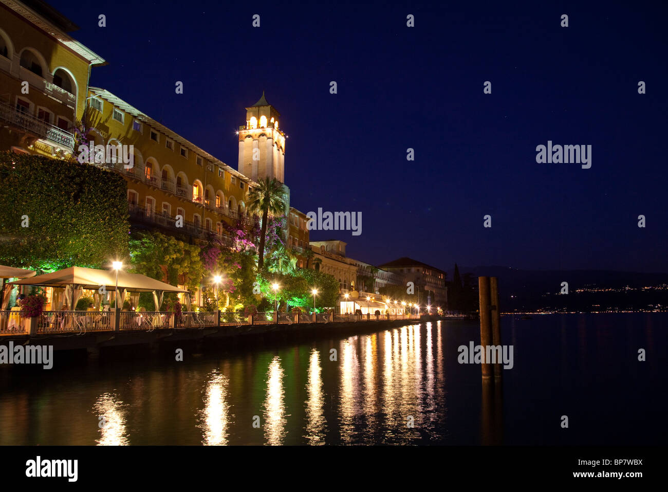 Hotels / Café-Restaurants in Gardone am Ufer des Gardasee, Italien in der Nacht Stockfoto