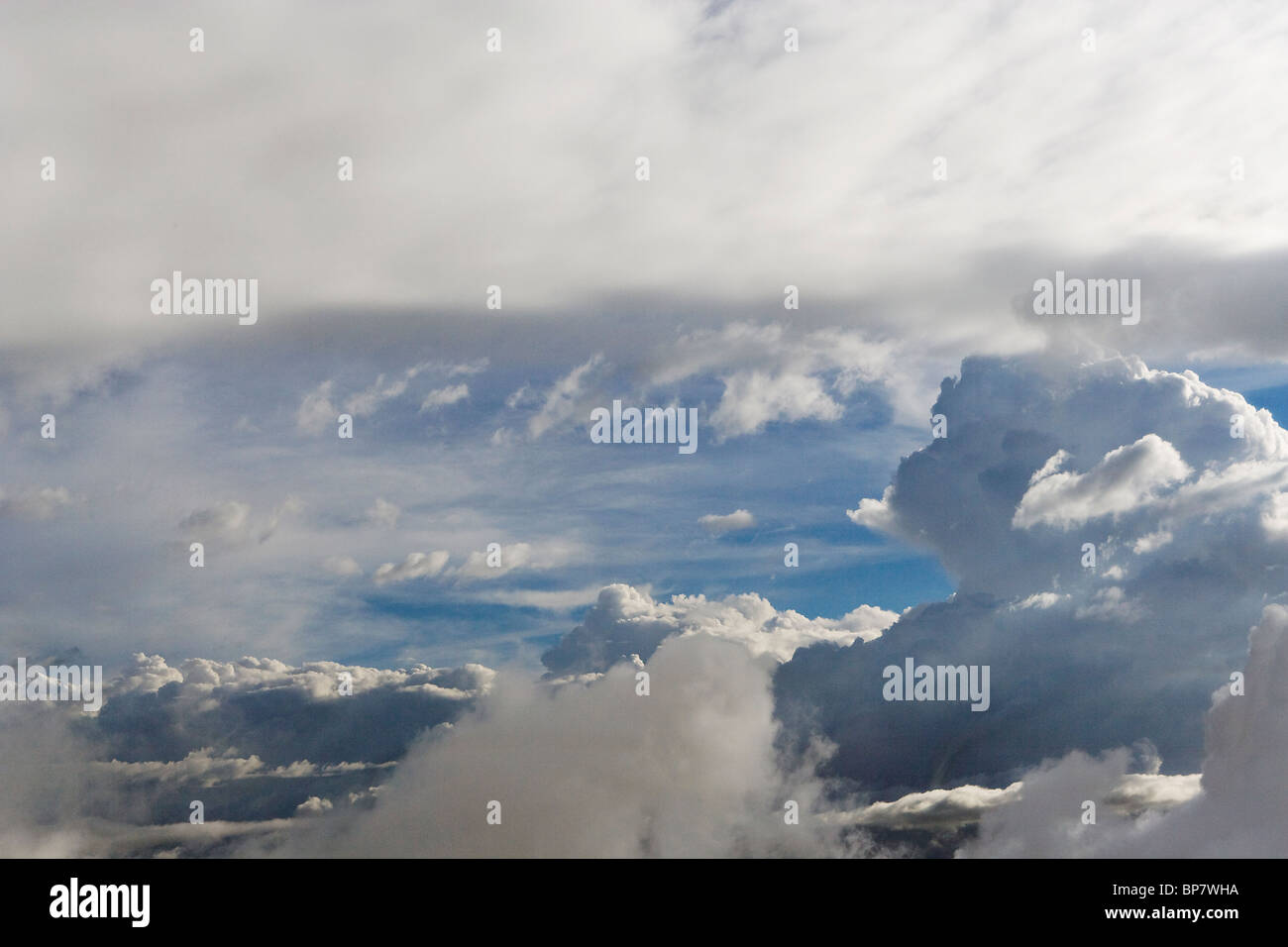 Luftaufnahme zwischen Wolkenschichten Stockfoto