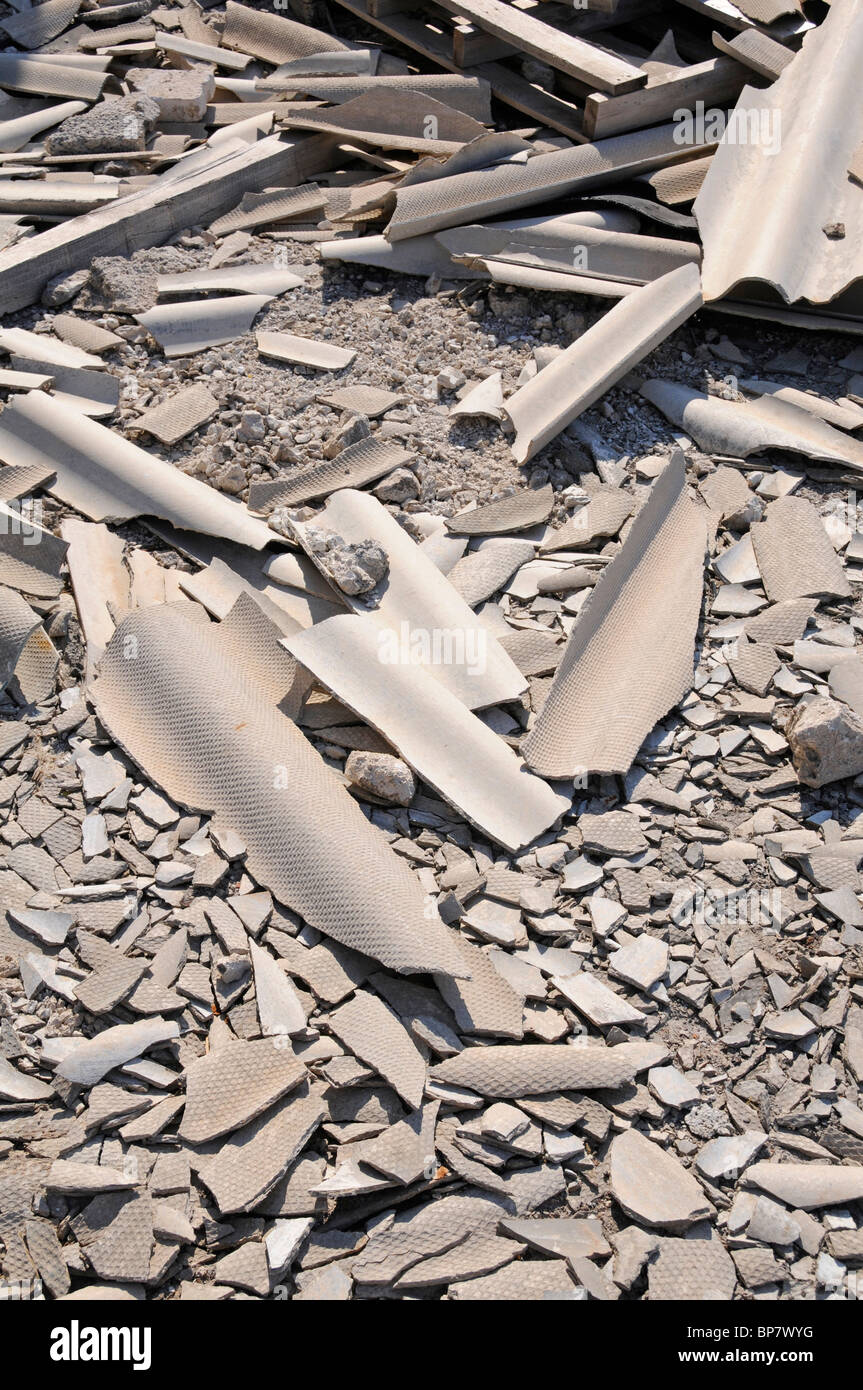 Faserzement Dachplatten auf verlassenen Zementfabrik verworfen. Kreta, Griechenland. Stockfoto
