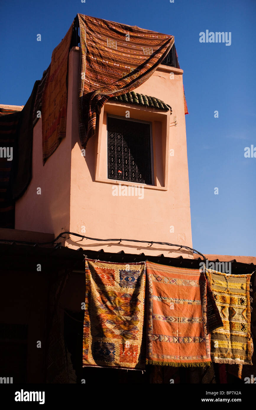 Teppiche, drapiert über ein Gebäude in Marrakesch. Stockfoto