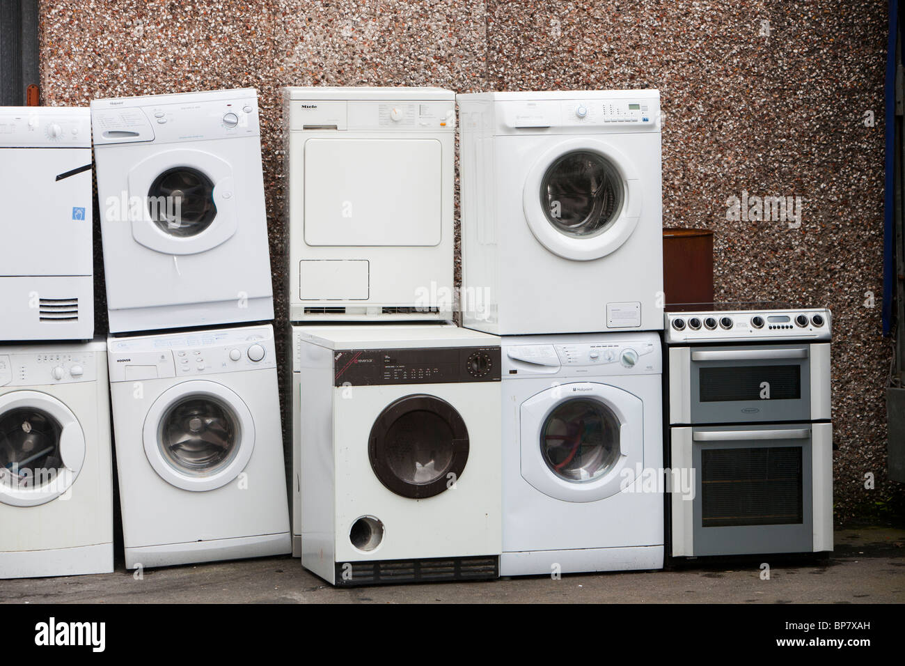 Gebrauchte weiße Ware vor einem Geschäft in Clitheore, Lancashire, UK. Stockfoto