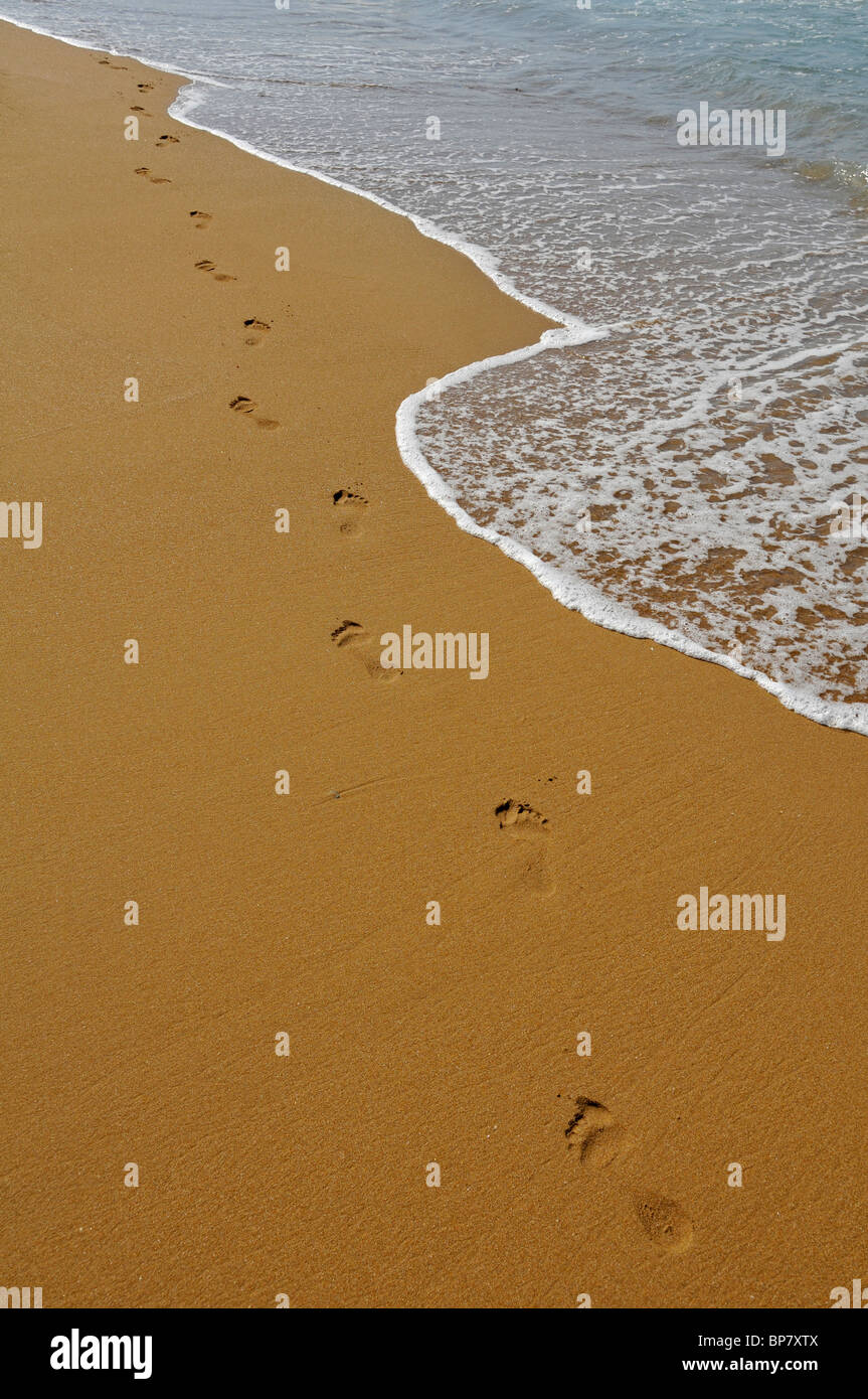 Fußspuren im Sand am Strand. Kreta, Griechenland Stockfoto