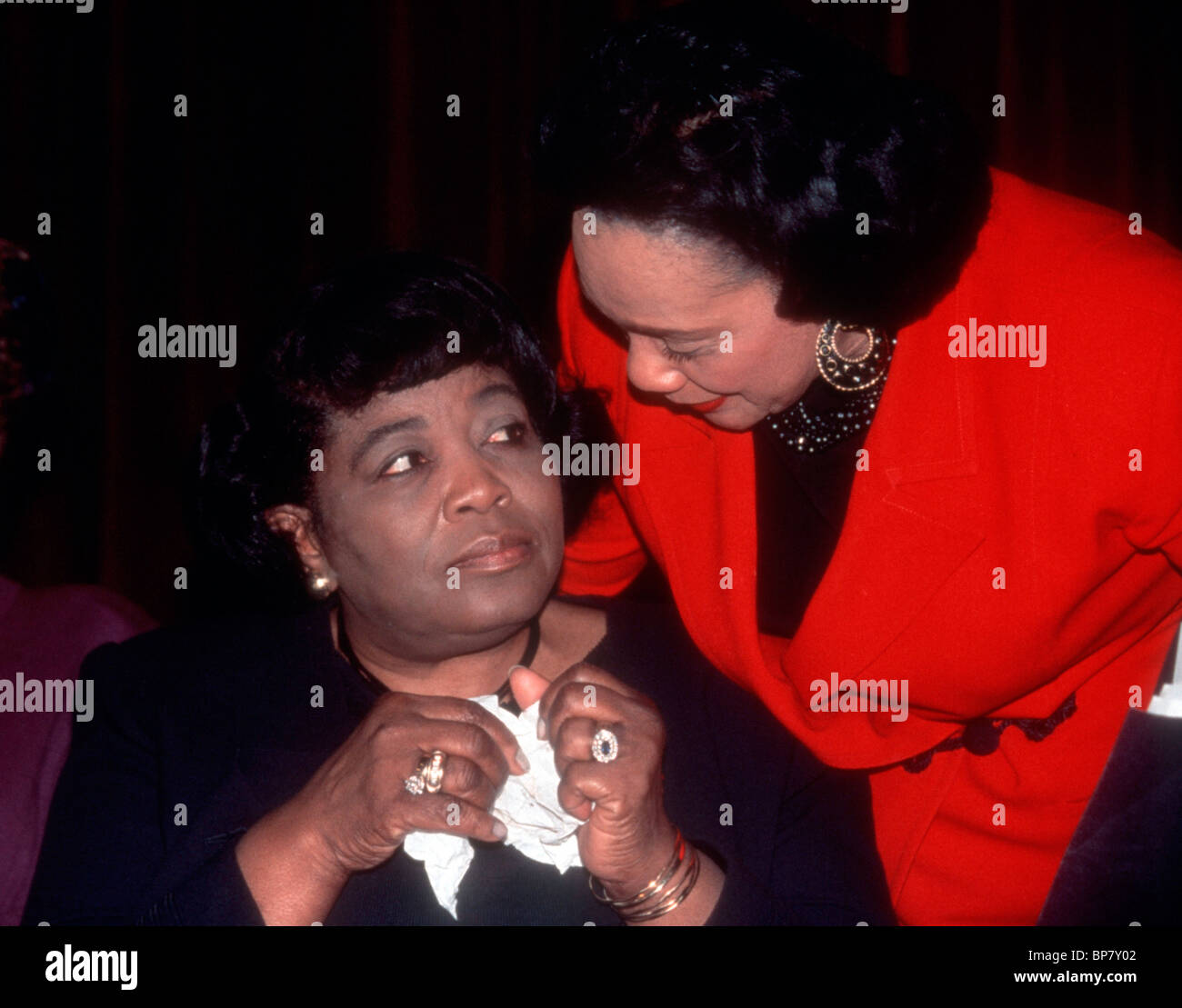 Coretta Scott King (R) Witwe von Martin Luther King Jr. spricht mit Betty Shabazz (L), Witwe von Malcolm X in New York, Februar 1995 Stockfoto