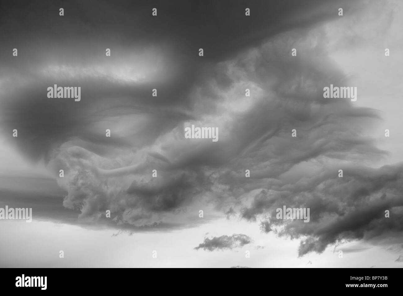Dragon geformte Wolke über einem See in Mexiko Stockfoto