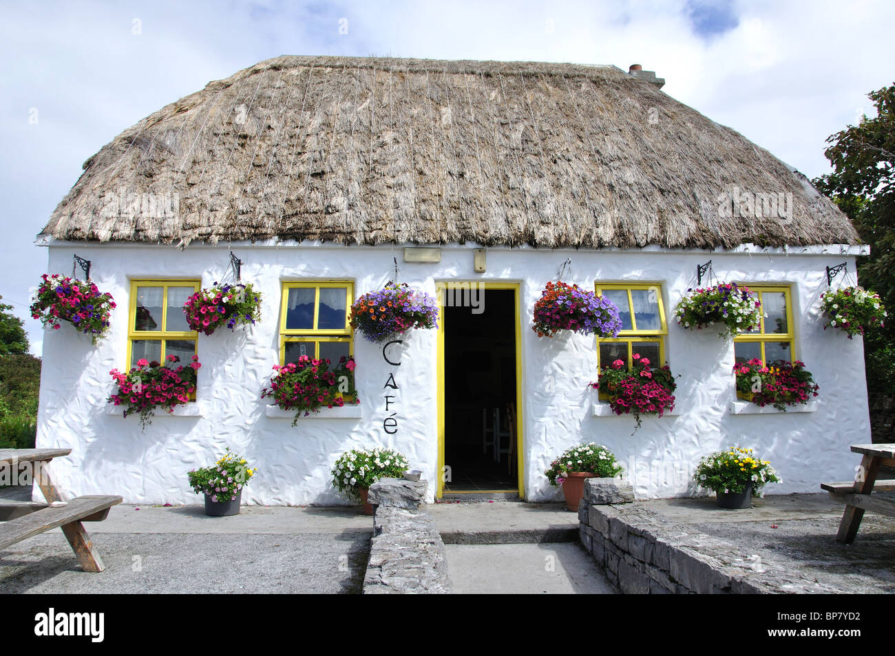 Strohdach-Café auf der Aran Insel Inishmór in der Nähe von Dun Aengus Stockfoto