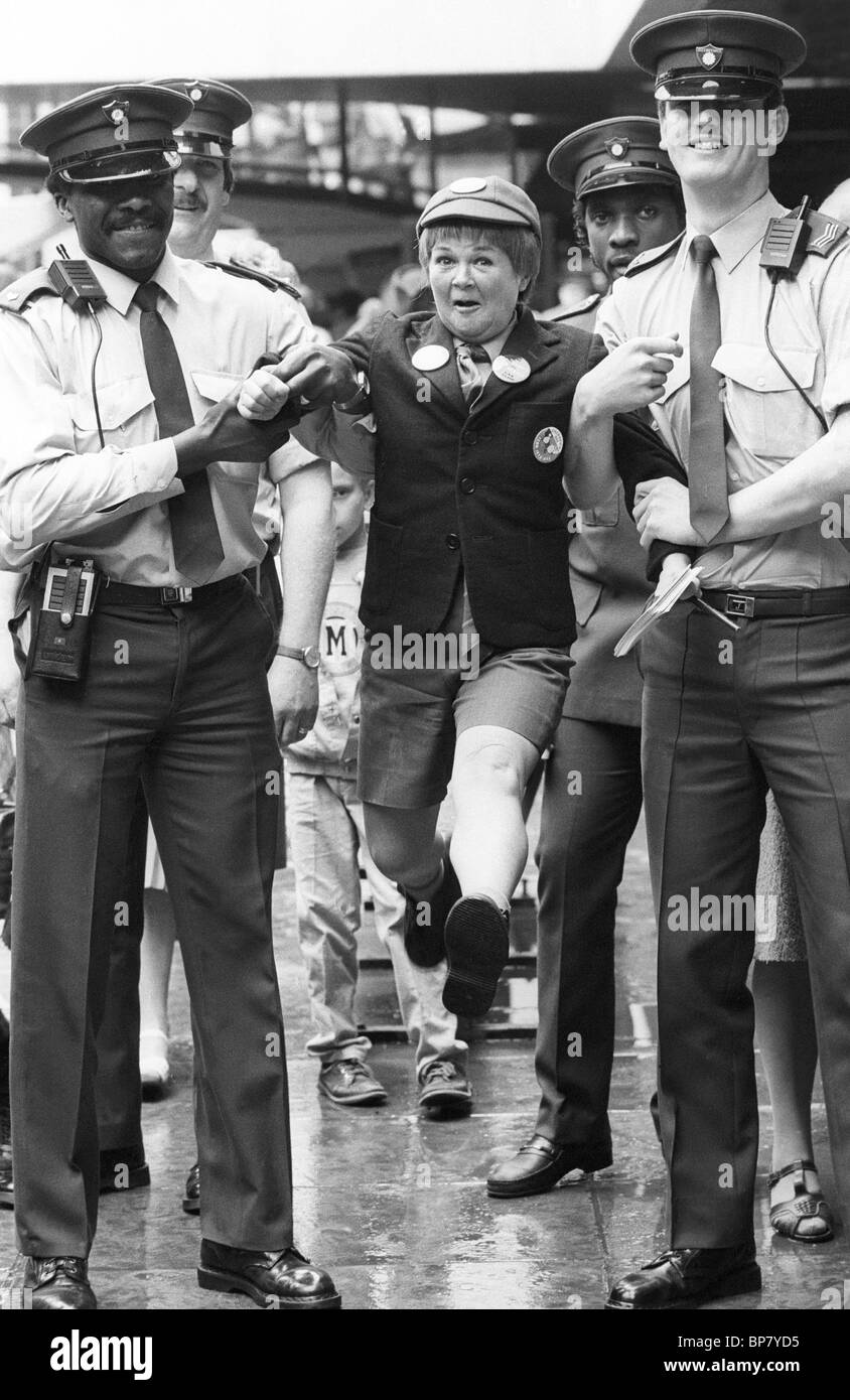 Sicherheitsleute heben janette Tough von den Krankies in Wolverhampton Bild von DAVID BAGNALL Stockfoto