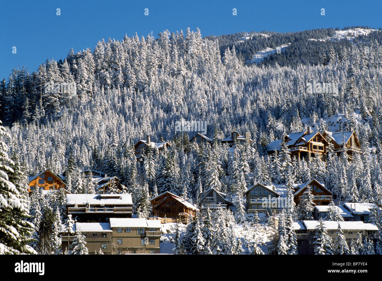 Whistler, BC, British Columbia, Kanada - Ski Resort Village, Winter - Schnee bedeckten Häuser und Bäume Stockfoto