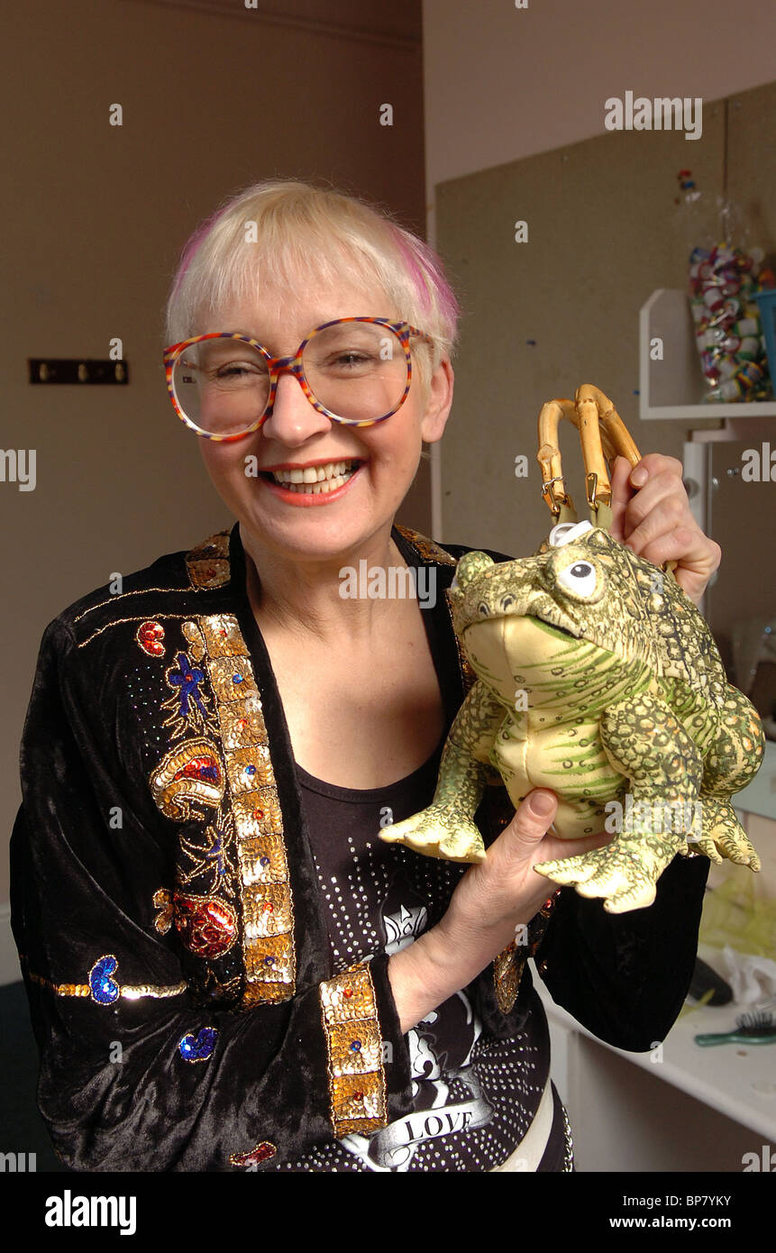 29.03.06 Sue Pollard mit Froggy Handtasche im Grand Theatre 29.03.06 Stockfoto