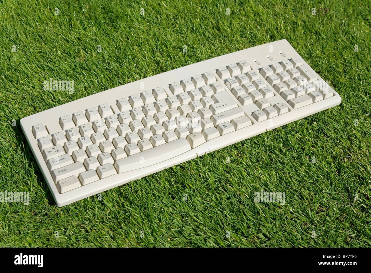 Computer-Tastatur und Rasen, Begriff der Freiheit, Schutz der Umwelt Stockfoto